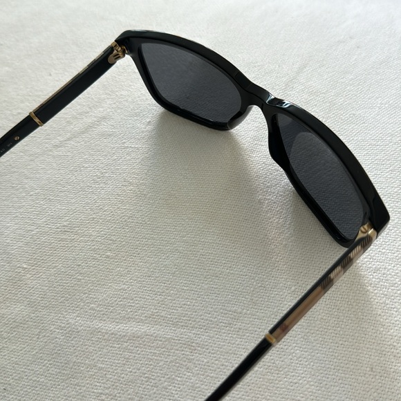 BURBERRY Black Square Sunglasses BE4181 - Picture 5 of 7